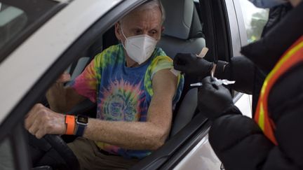 Un homme vient se faire vacciner dans sa voiture, à League City (Texas), le 5 février 2021. (MARK FELIX / AFP )