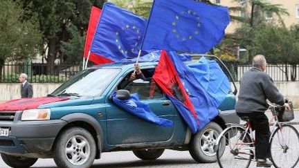 Drapeaux européens et albanais à Tirana en 2010 pour saluer la possibilité de se rendre en Europe sans visa. (GENT SHKULLAKU / AFP)