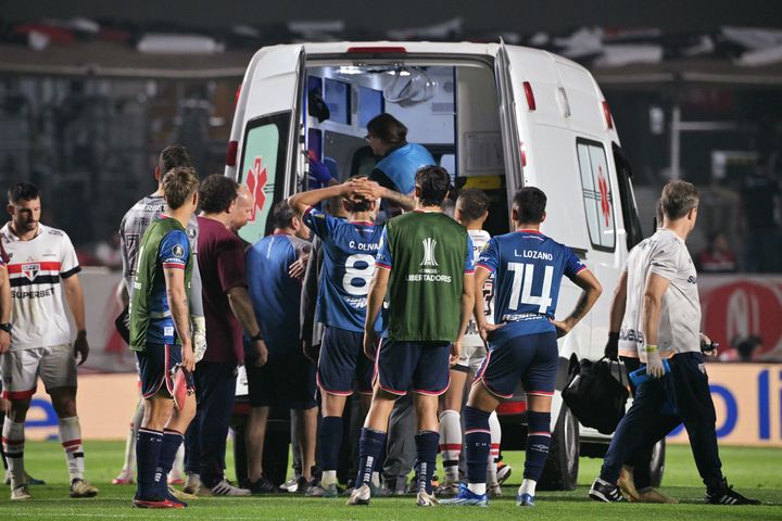 Juan Izquierdo a été transporté en ambulance jusqu'à l'hôpital Albert Einstein de Sao Paulo (Brésil) après s'être effondré sur le terrain, le 22 août 2024. (NELSON ALMEIDA / AFP)