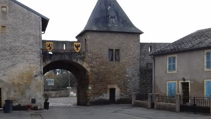 Porte fortifiée de Sierck à l'entrée du village de Rodemack (Moselle). (CATHY VAXELAIRE / FRANCE-BLEU LORRAINE NORD)