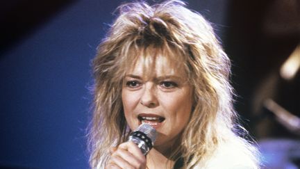 France Gall chante à Sarrebrück, en Allemagne, le 22 novembre 1988. (J?RG SCHMITT / DPA)