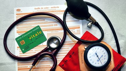 Un stéthoscope et un tensiomètre posés sr une feuille de soins. (PHILIPPE HUGUEN / AFP)