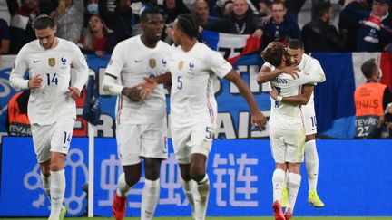 Kylian Mbappé est félicité par Antoine Griezmann après son but face à la Belgique.&nbsp; (FRANCK FIFE / AFP)