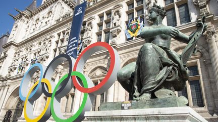 Les anneaux olympiques devant la façade de la mairie de Paris à 500 jours du début des Jeux le 19 avril 2023 (JOAO LUIZ BULCAO / HANS LUCAS)