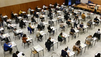 Des bacheliers du cru 2022 planchent sur la philo, le 15 juin dans le Morbihan. (THIERRY CREUX / MAXPPP)