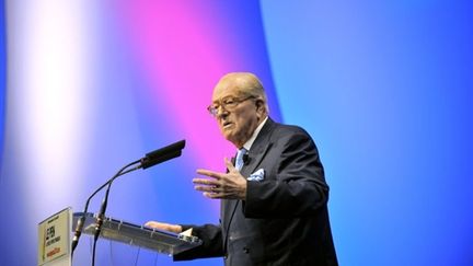 Jean-Marie Le Pen lors de son meeting à Marseille (7 mars 2010) (afp/PATRICK VALASSERIS)