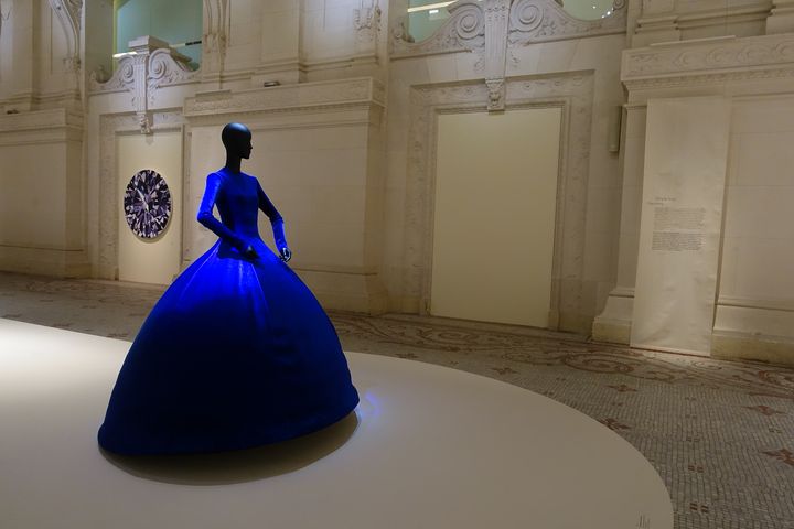 Exposition&nbsp;Luxes&nbsp;au Mad&nbsp;: robe en panne de velours collection printemps-été 2020 du créateur Demna Gvasalia pour Balenciaga (CORINNE JEAMMET)