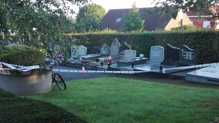 La scène de crime, au cimetière de Mouscron, en Belgique, le 12 septembre 2017. (FREDERIC DELMEIRE / BELGA MAG)