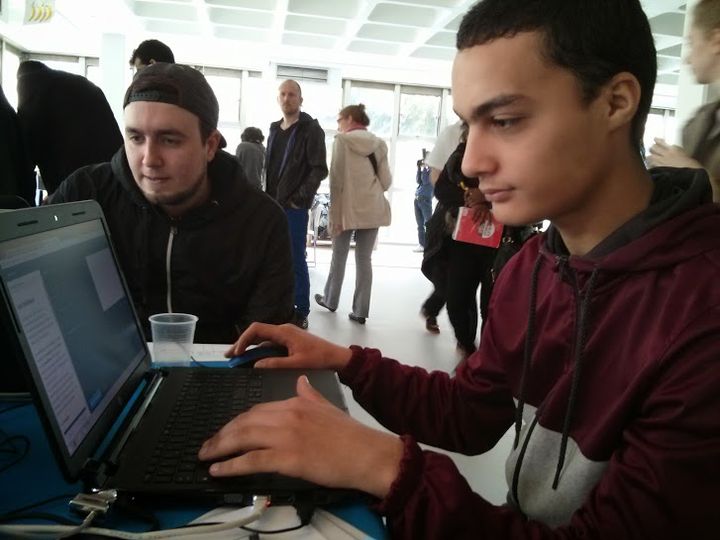 Oussama, &eacute;tudiant en informatique de 21 ans, s'initie au langage Javascript sur Codecademy, le 24 mai 2014 &agrave; Montreuil (Seine-Saint-Denis). (VINCENT MATALON / FRANCETV INFO)