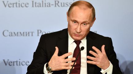 Le pr&eacute;sident russe, Vladimir Poutine, lors d'une conf&eacute;rence de presse avec le Premier ministre italien, &agrave; Trieste (Italie), le 25 novembre 2013. (GIUSEPPE CACACE / AFP)