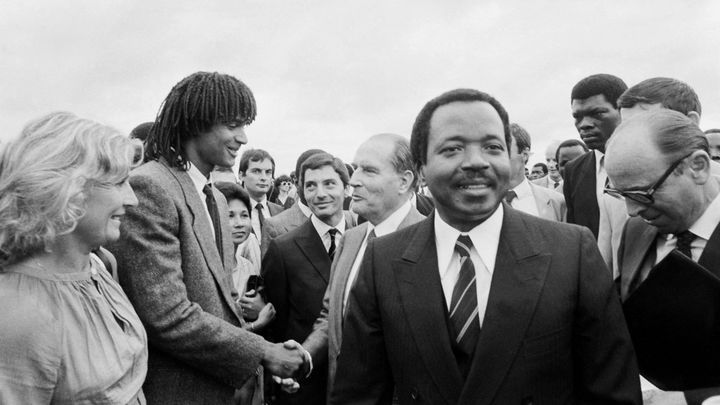 Le président du Cameroun Paul Biya accueille le président de la république François Mitterrand et Yannick Noah le 20 juin 1983 (PIERRE GUILLAUD / AFP)