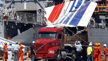 La dérive du&nbsp;vol 447 d'Air France, repêchée dans l'océan Atlantique, arrive dans le port de Recife, au Brésil, le 14 juin 2009. (EVARISTO SA / AFP)