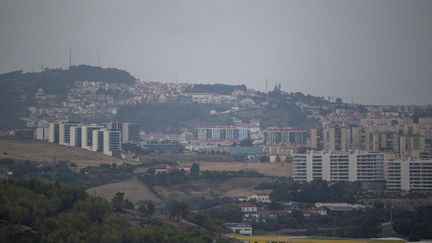 Une vue aérienne de Lisbonne assombrie à cause des fumées liées aux feux de forêt, le 23 septembre 2024. (LUIS BOZA / NURPHOTO / AFP)