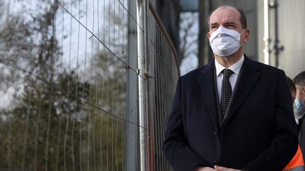 Le Premier ministre, Jean Castex, lors d'une visite à Rezé (Loire-Atlantique), près de Nantes, le 26 février 2021. (SEBASTIEN SALOM-GOMIS / AFP)