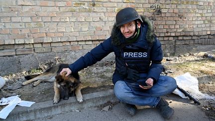 Le journaliste Arman Soldin, dans la région de Kiev, en Ukraine, en mars 2022. (SERGEI SUPINSKY / AFP)