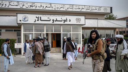 Dans la cour du ministère pour la Promotion de la vertu et la répression du vice, à Kaboul, la capitale de l'Afghanistan, le 16 octobre 2024. (WAKIL KOHSAR / AFP)