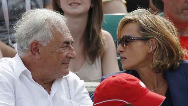 Dominique Strauss-Kahn assiste, avec sa compagne, &agrave; la finale de Roland-Garros opposant&nbsp;Serena Williams &agrave; Maria Sharapova, &agrave; Paris, le 8 juin 2013. (THOMAS COEX / AFP)