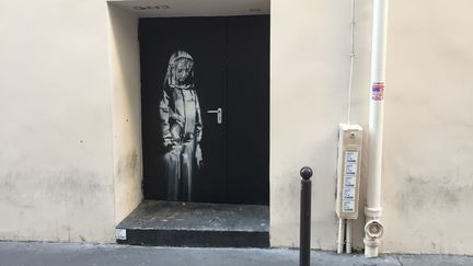 "L'œuvre de Bansky, symbole de recueillement et appartenant à tous, riverains, parisiens, citoyens du monde nous a été enlevée", dénonce le Bataclan. (SEBASTIAN KUNIGKEIT / DPA)