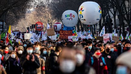 Des manifestants pour protester contre la gestion de la crise sanitaire dans le monde de l'éducation, à Paris le 13 janvier 2022. (THOMAS SAMSON / AFP)