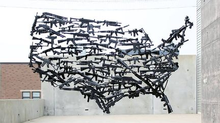 L'œuvre "Gun Country" de l'artiste américain Michael Murphy installée sur le toit de l'UICA dans le Michigan. (MICHAEL MURPHY)