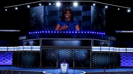 Toute ressemblance avec un candidat républicain à la chevelure orange ne serait pas fortuite. En prenant la parole à la convention démocrate, Michelle Obama a ciblé Donald Trump sans jamais le nommer. «Quand je pense à un président pour mes filles et pour tous nos enfants, voilà ce que je veux : quelqu’un qui sait ce que représente cette charge et qui la prend au sérieux. Quelqu’un qui comprend que les problèmes de notre nation ne sont pas noir ou blanc. Qu’on ne peut pas les expédier en 140 caractères [comme un micromessage sur Twitter]. Que quand vous avez les codes nucléaires à votre disposition et les militaires sous vos ordres, vous ne pouvez pas vous permettre d’être susceptible, ou d’avoir tendance à vous emporter.» (ALEX WONG / GETTY IMAGES NORTH AMERICA / AFP )