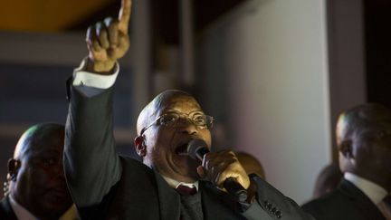 Le président Jacob Zuma célébrant sa victoire mardi 8 août après le rejet par le parlement sud-africain de la motion de défiance visant à le destituer.  ( AP/SIPA)