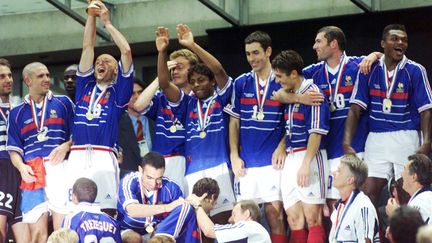 L'&eacute;quipe de France avec le troph&eacute;e de la Coupe du monde, le 12 juillet 1998, au stade de France. (  MAXPPP )