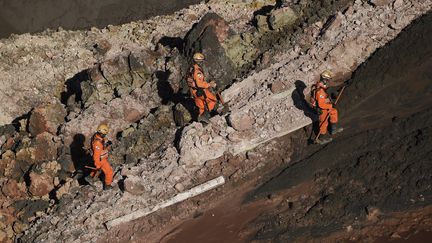 Les pompiers recherchent des survivants après la rupture d'un barrage minier à&nbsp;Brumadinho (Brésil), le 27 janvier 2019. (DOUGLAS MAGNO / AFP)