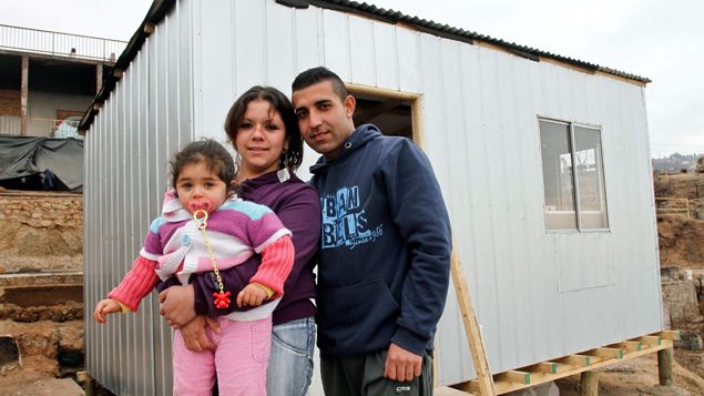 &nbsp; (© Maxppp Famille de sinistrés de Valparaiso au Chili devant leur abri de fortune)