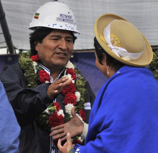 Le président bolivien, Evo Morales, serre la main à une femme quechua lors de l'inauguration d'une centrale électrique à Yacuiba (extrême sud du pays) le 27 septembre 2014. (AFP - Aizar Raldes)