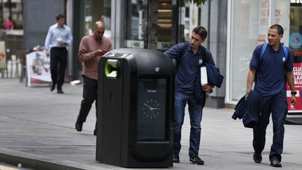 Une poubelle "intelligente", dans le centre de Londres, le 12 ao&ucirc;t 2013. (LEFTERIS PITARAKIS/AP/SIPA)