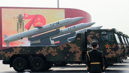 Des véhicules militaires transportant des missiles de croisière anti-navires et d'attaque terrestre YJ-18 place Tiananmen, à Pékin (Chine),&nbsp;le 1er octobre 2019. (ANNA RATKOGLO / SPUTNIK / AFP)