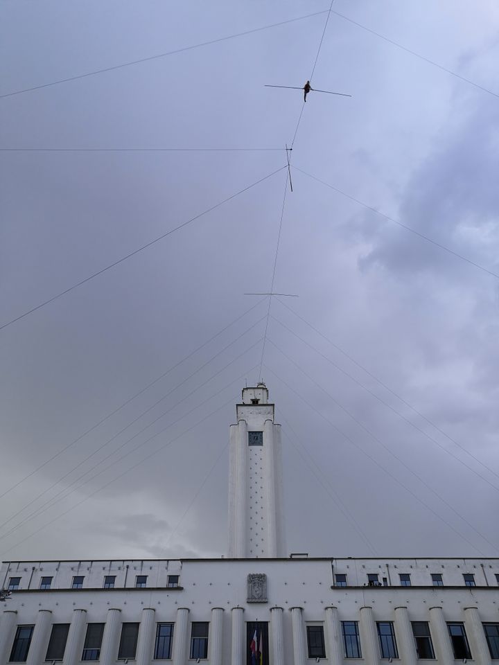 La funambuliste&nbsp;Johanne Humblet perchée au-dessus de l'hôtel de ville de Villeurbanne lors du festival "Les Invites".&nbsp; (Les Invites)