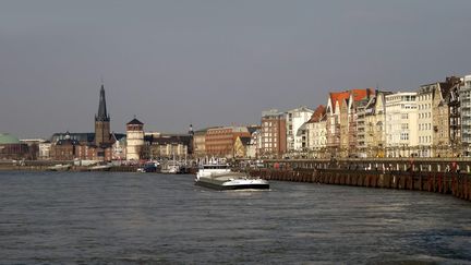 La vieille ville de Düsseldorf, au bord du Rhin (Allemagne), le 3 octobre 2010. (PICTURE ALLIANCE / HANS-JOACHIM RECH / AFP)