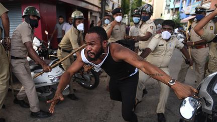 La police indienne réprime une manifestation après la mort en garde à vue d'un ressortissant congolais. Bangalore, le 2 août 2021. (- / AFP)