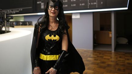 A la bourse de Francfort (Allemagne), on f&ecirc;te mardi gras comme cette tradeuse d&eacute;guis&eacute;e en "catwoman", le 12 f&eacute;vrier 2013. (LISI NIESNER / REUTERS)