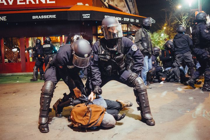 Des policiers interpellent un manifestant sur la place de la République, à Paris, le 28 avril 2016. (BORIS ALLIN / HANS LUCAS)