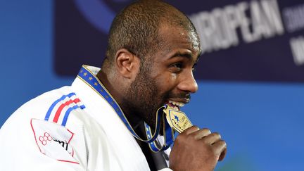 Teddy Riner croque sa m&eacute;daille d'or aux Championnats d'Europe, le 26 avril 2014. (PASCAL GUYOT / AFP)