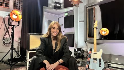 La Dunkerquoise nous livre un live de six titres dans les studios de France 3 Lille :  de véritables cris du coeur pour cette jeune artiste, sur la pente ascendante de la pop française. (Lucie Bochynski / France Télévisions)