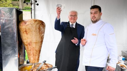 Le président allemand, Frank-Walter Steinmeier, et le chef Arif Keles, à Istanbul, en Turquie, le 22 avril 2024. (BERND VON JUTRCZENKA / DPA / AFP)