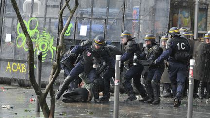 Des CRS face &agrave; des manifestants qui protestent contre l'a&eacute;roport de Notre-Dame-des-Landes, &agrave; Nantes (Loire-Atlantique), le 22 f&eacute;vrier 2014. (FRANK PERRY / AFP)