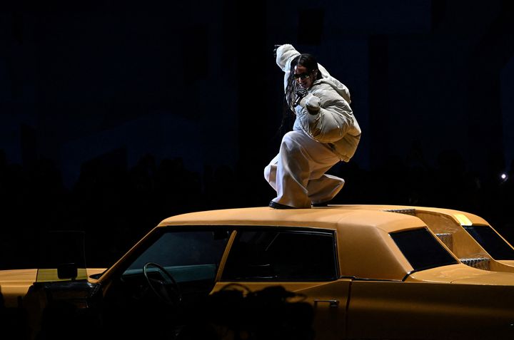 La chanteuse Rosalia pendant le show Louis Vuitton ah 2023-24 à la Paris Fashion Week, le 19 janvier 2023 (EMMANUEL DUNAND / AFP)