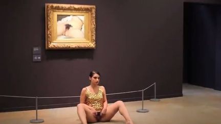 L'artiste luxembourgeoise Deborah de Robertis lors de sa performance devant le tableau "L'Origine du monde", au mus&eacute;e d'Orsay (Paris), le 29 mai 2014. (GUSTAVE COURBET / YOUTUBE / FRANCETV INFO)