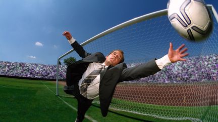 Les dirigeants du foot fran&ccedil;ais croient de plus en plus fermement que seuls des investisseurs &eacute;trangers peuvent faire d&eacute;coller ce sport dans l'Hexagone.&nbsp; (GETTY IMAGES)