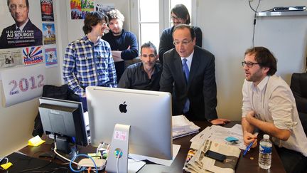 Fran&ccedil;ois Hollande et son &eacute;quipe web durant la campagne pr&eacute;sidentielle, le 27 f&eacute;vrier 2012 &agrave; Paris. (MAXPPP)