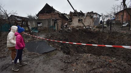 Des habitants constatent les&nbsp;dégâts causés par un&nbsp;missile&nbsp;à Solonka, dans l'ouest de l'Ukraine, le 16 novembre 2022. (PAVLO PALAMARCHUK / ANADOLU AGENCY / AFP)