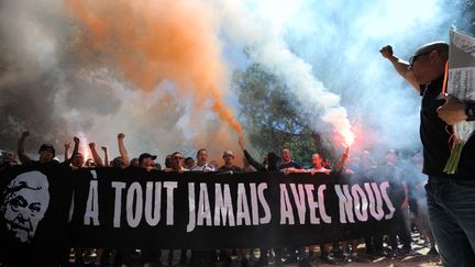 Plusieurs centaines de supporteurs montpelliérains ont manifesté, le 1er juillet2017, en hommage à Louis Nicollin, président du MHSC. (SYLVAIN THOMAS / AFP)