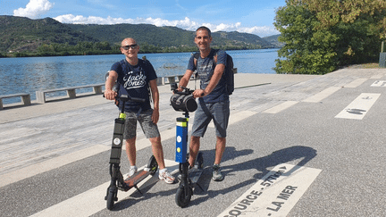 Avec son ami, Jérôme Dehodencq parcourt la France à trottinette électrique. (JEROME DEHODENCQ)