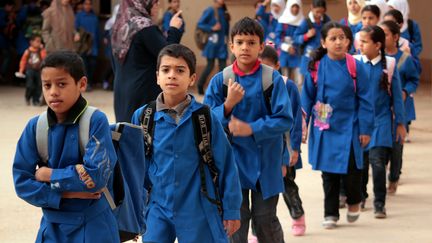 Des élèves libyens dans une école de Benghazi, le 6 octobre 2011. (ABDULLAH DOMA / AFP)