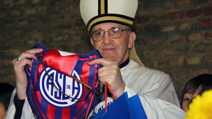 Le pape Fran&ccedil;ois, &agrave; l'&eacute;poque cardinal Bergoglio, brandit les couleurs du club de San Lorenzo, &agrave; Buenos Aires (Argentine). (AFP)